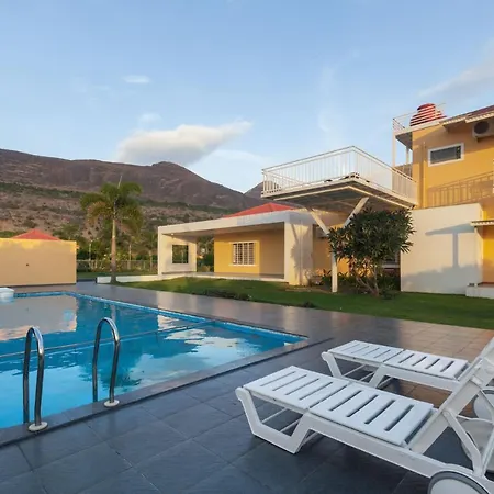Lakeside Summers: Mountain Retreat with Waterfalls View & Recreation-3